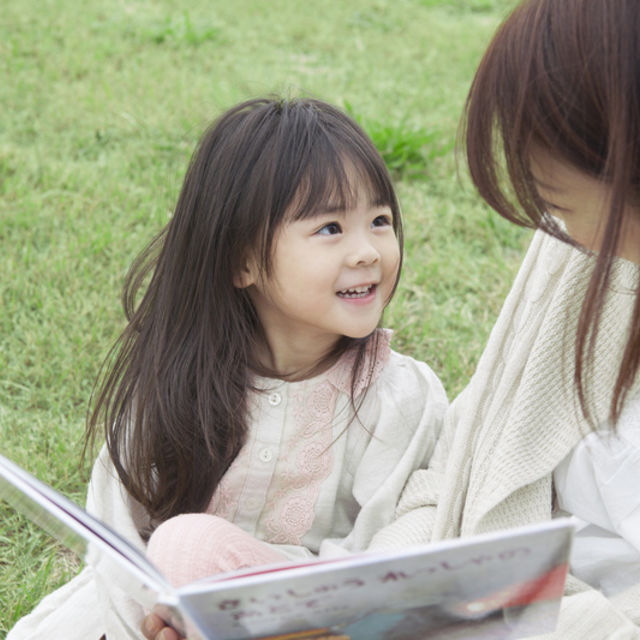 外で絵本を読んでる様子