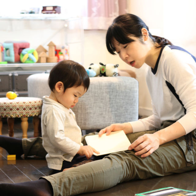 絵本を読んでる様子